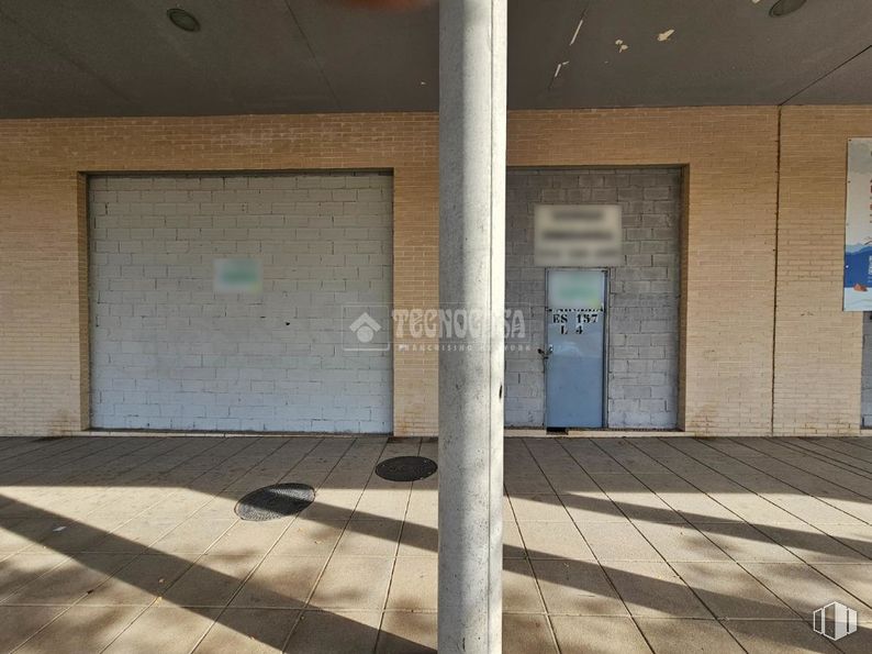 Local en alquiler en Zona Ensanche Sur, Alcorcón, Madrid, 28922 con madera, suelos, suelo, pared, sombra, tintes y matices, fachada, vidrio, material compuesto y superficie de la carretera alrededor