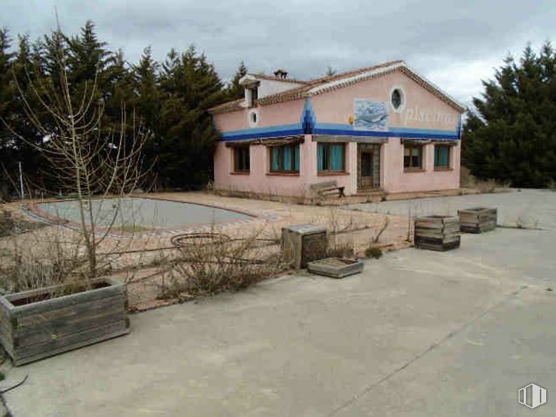 Industrial for sale at Polígono 12, Castillejo de Mesleón, Segovia, 40593 with house, flowerpot, sky, cloud, window, plant, building, tree, land lot and road surface around