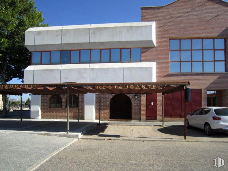 Local en alquiler en Calle Jacinto Benavente, 8, Azuqueca de Henares, Guadalajara, 19200 con coche, ventana, edificio, puerta, rueda, neumático, vehículo, cielo, arquitectura y árbol alrededor