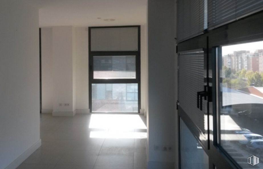 Oficina en alquiler y venta en Edificio Espacios Baluarte, Carretera Fuencarral a Alcobendas, 14, Fuencarral - El Pardo, Madrid, 28049 con ventana, edificio, accesorio, madera, suelo, suelos, exterior del automóvil, sombra, hall y madera dura alrededor