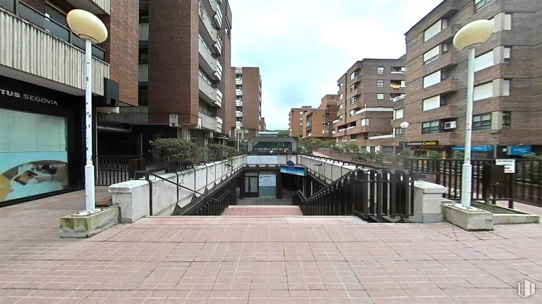 Local en venta en Paseo Ezequiel González, Segovia, 40002 con edificio, planta, ventana, cielo, nube, diseño urbano, condominio, bloque de pisos, barrio y superficie de la carretera alrededor