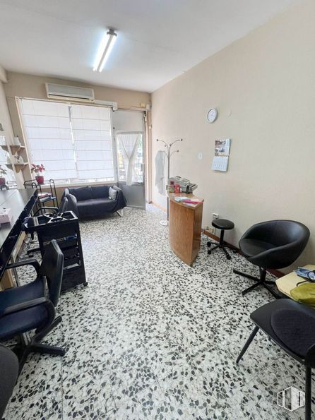 Local en venta en Calle Cóndor, Getafe, Madrid, 28904 con silla, sofá, mueble, edificio, planta de interior, confort, suelo, interiorismo, suelos y madera alrededor