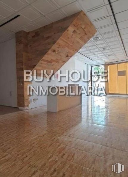 Retail for rent at Avenida Castilla La Mancha, Illescas, Toledo, 45200 with wood, fixture, flooring, floor, tile flooring, building material, composite material, beige, hardwood and rectangle around