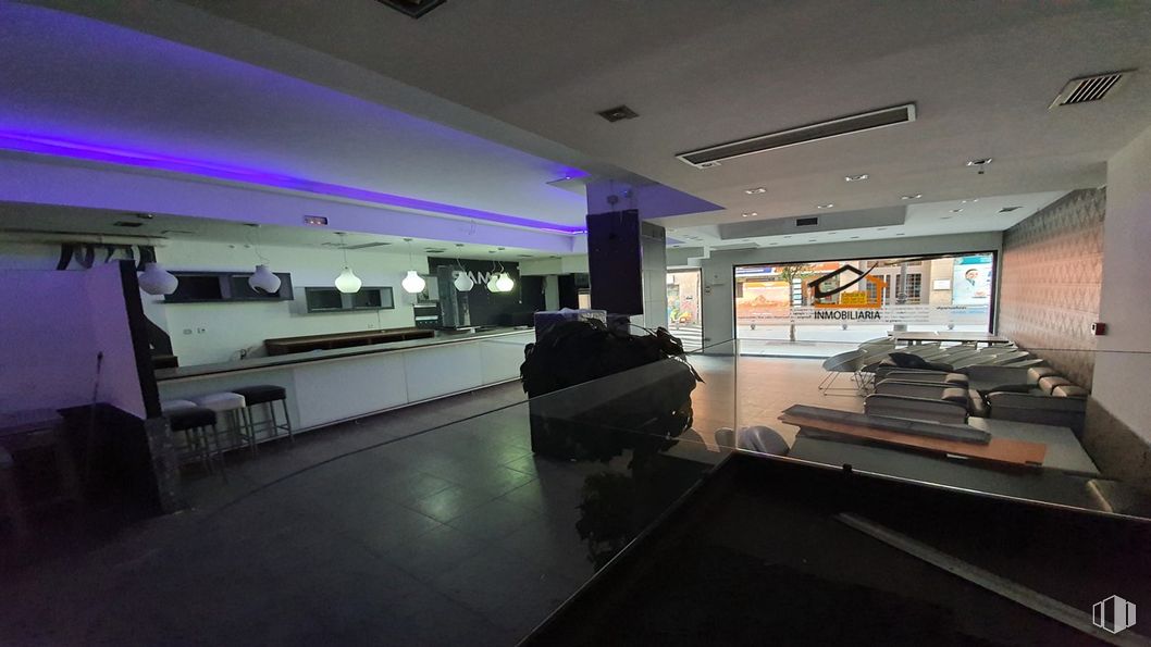 Retail for rent at  Calle Santa Isabel, Leganés, Madrid, 28911 with couch, building, houseplant, floor, automotive design, flooring, ceiling, luxury vehicle, television and room around