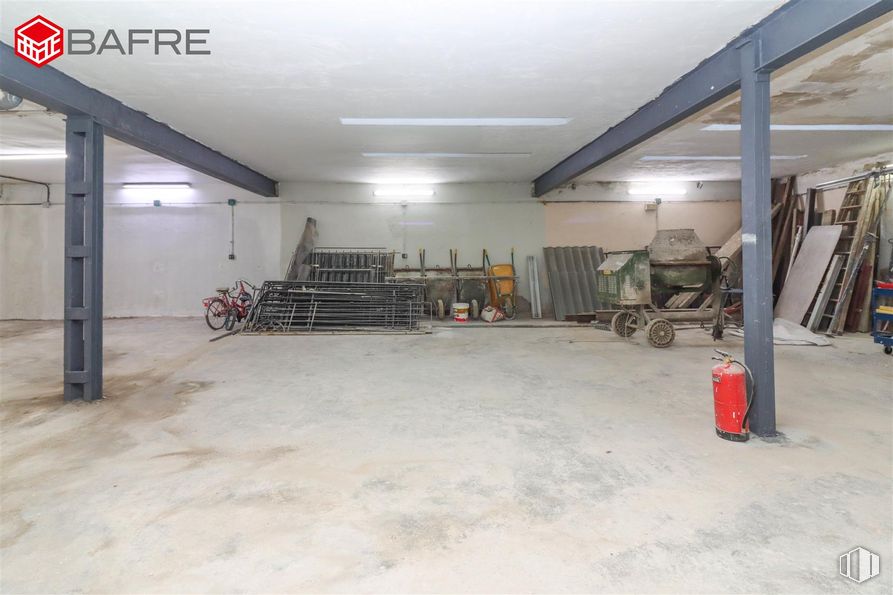 Industrial for sale at Calle Antonio Velasco Zazo, Usera, Madrid, 28026 with flooring, gas, hall, ceiling, concrete, metal, composite material, machine, parking and city around