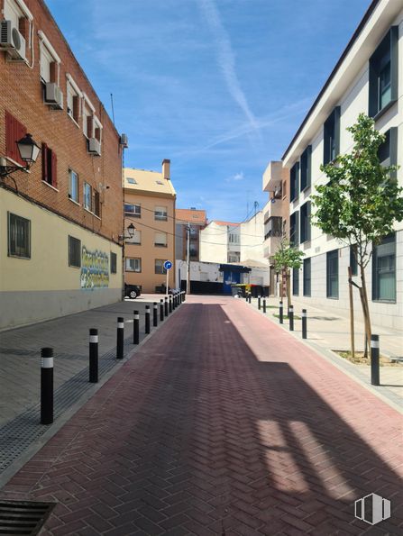 Local en venta en Calle Sierra Gádor, 17, Villa de Vallecas, Madrid, 28031 con edificio, cielo, ventana, durante el día, nube, superficie de la carretera, infraestructura, árbol, diseño urbano y asfalto alrededor