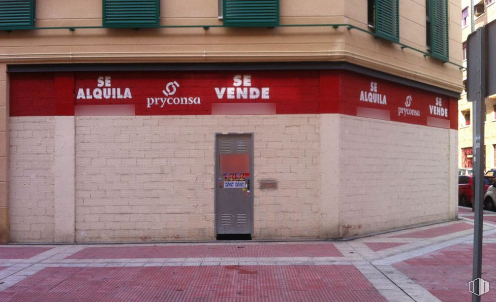 Retail for sale & for rent at Calle De La Pila, 3, Parla, Madrid, 28980 with building, door, property, fixture, window, architecture, brick, brickwork, wall and material property around