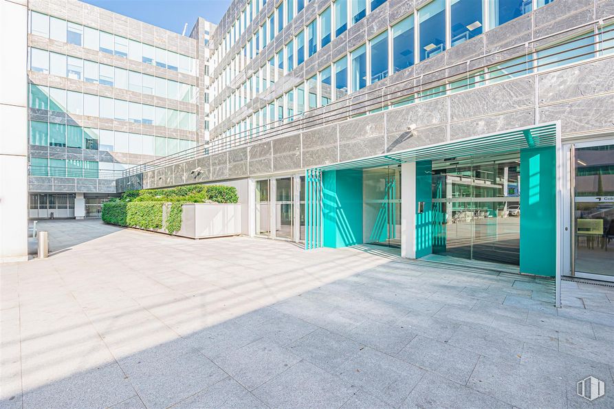 Office for rent at Edificio Oblicua, Calle Francisca Delgado, 11, Alcobendas, Madrid, 28108 with building, urban design, condominium, shade, facade, commercial building, city, sky, tower block and road surface around