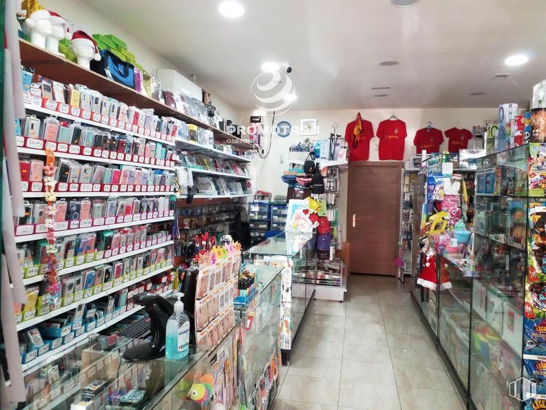 Retail for rent at Zona centro, Coslada, Madrid, 28820 with furniture, top, shelf, product, shelving, customer, convenience store, retail, publication and trade around