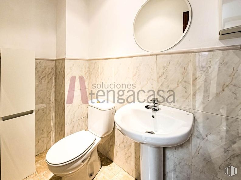 Oficina en alquiler en Calle Azcona, Salamanca, Madrid, 28028 con fregadero, inodoro, espejo, marrón, grifo, lavabo, accesorios de fontanería, cuarto de baño, morado y edificio alrededor