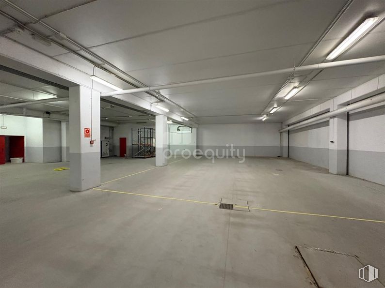 Industrial for sale at Calle Laguna, 74, Alcorcón, Madrid, 28923 with lighting, light fixture, floor, flooring, ceiling, parking, parking lot, hall, basement and tile flooring around