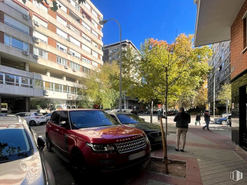 Office for rent at Calle Félix Boix, Chamartín, Madrid, 28036 with car, person, building, clothing, land vehicle, wheel, tire, vehicle, daytime and vehicle registration plate around