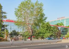 Oficina en alquiler en Calle Josefa Valcárcel, 34-36, San Blas - Canillejas, Madrid, 28027 con cielo, planta, edificio, árbol, diseño urbano, vegetación, superficie de la carretera, asfalto, barrio y zona residencial alrededor