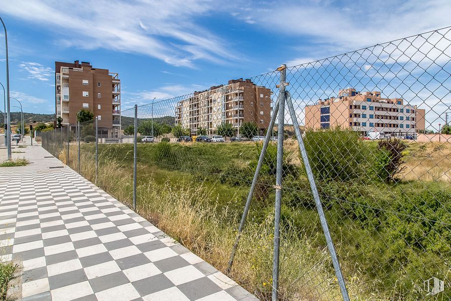 Land for sale at Calle María Luisa Menéndez Calleja, Cuenca, 16003 with building, cloud, sky, plant, daytime, street light, architecture, road surface, urban design and land lot around