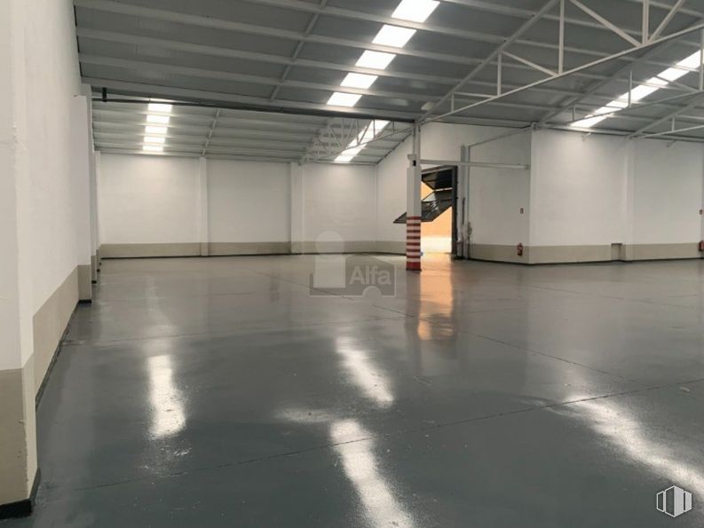 Nave en venta en Polígono Industrial Nuestra Señora de Butarque, Leganés, Madrid, 28914 con edificio, hall, suelos, arquitectura, suelo, línea, pabellón, techo, evento y espacio alrededor