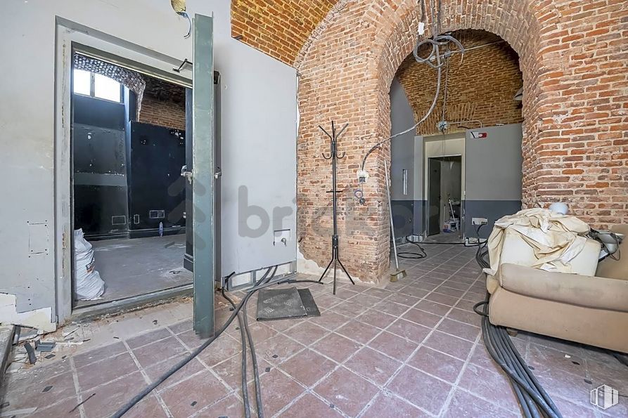 Retail for sale at Calle Nao, 8, Centro, Madrid, 28004 with couch, door, brickwork, building, interior design, brick, flooring, floor, wood and wall around