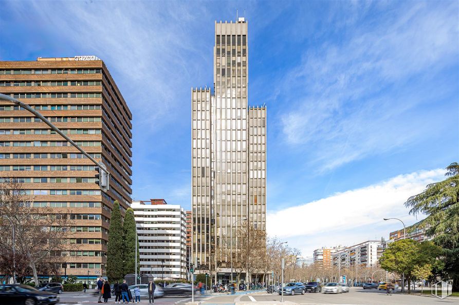 Office for rent at Edificio Cuzco IV, Paseo Castellana, 141, Tetuán, Madrid, 28046 with building, car, skyscraper, daytime, urban area, high-rise building, city, metropolitan area, commercial building and metropolis around