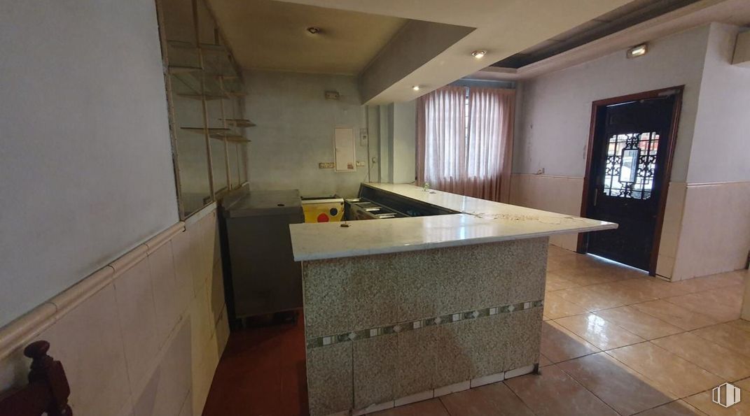 Local en alquiler en Avanzada - La Cueva, Fuenlabrada, Madrid, 28944 con puerta, suelos, suelo, encimera, suelo de baldosas, azulejo, tinte para madera, ebanistería, material de construcción y cocina alrededor