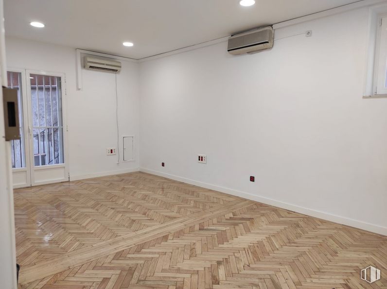 Oficina en alquiler y venta en Zona Bernabéu - Hispanoamérica, Chamartín, Madrid, 28036 con madera, accesorio, pintura, pasillo, ventana, piso, suelo, tinte para madera, madera y puerta alrededor