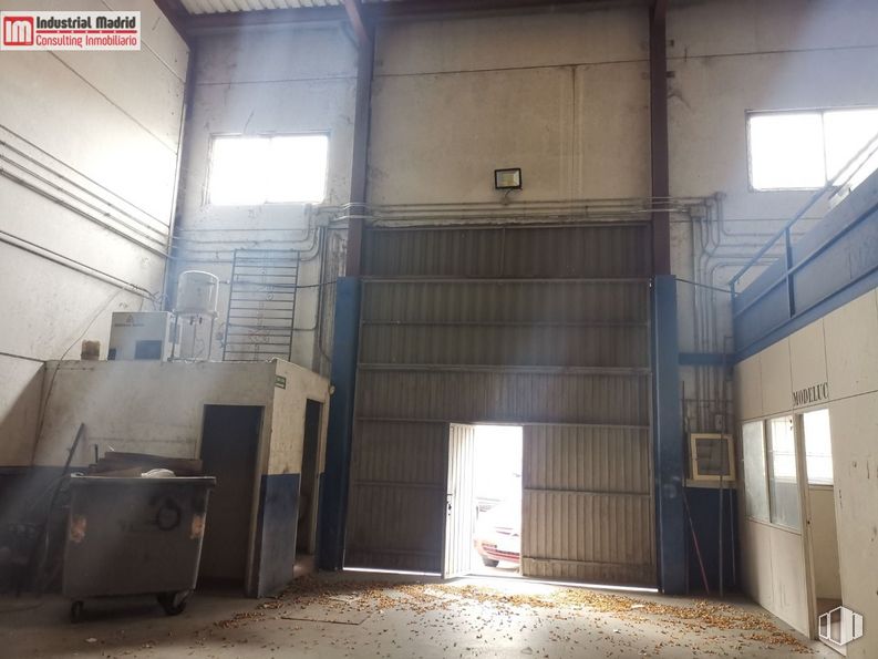 Industrial for sale at Calle Segura, 11, Mejorada del Campo, Madrid, 28840 with waste container, window, wood, fixture, floor, flooring, gas, building, facade and glass around