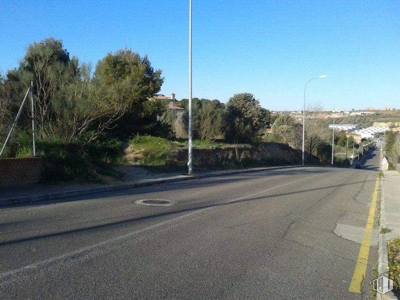 Land for sale at Zona El Beato, Olías del Rey, Toledo, 45600 with street light, sky, plant, road surface, asphalt, land lot, slope, building, tar and thoroughfare around