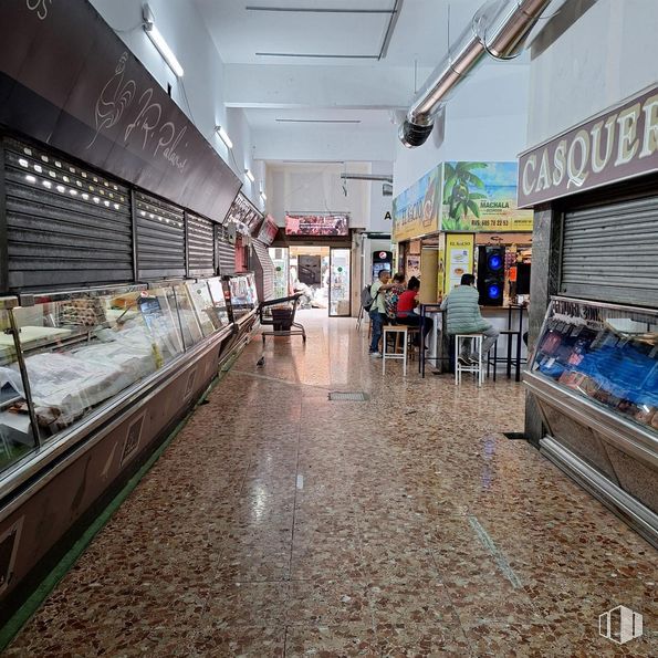 Local en alquiler en Malasaña-Universidad, Centro, Madrid, 28015 con suelo, suelos, venta al por menor, mercado, cliente, ciudad, comercio, edificio, madera y techo alrededor