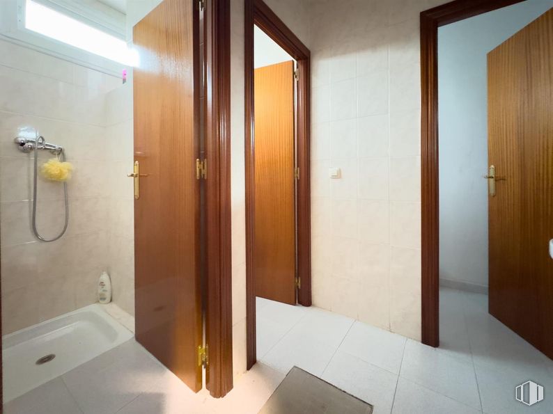 Nave en venta en Polígono Valmor, Valdemoro, Madrid, 28341 con pared, suelos, madera, suelo, puerta, puerta de casa, manija de la puerta, tinte para madera, habitación y cerrojo muerto alrededor