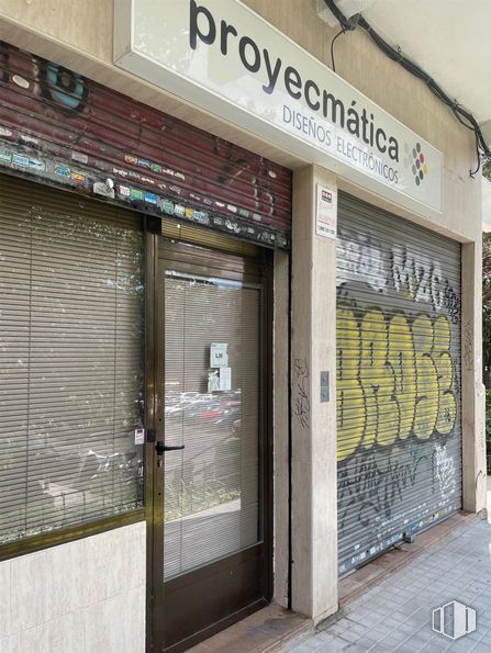 Local en alquiler en Barrio del Pilar, Fuencarral - El Pardo, Madrid, 28029 con puerta, persiana de la ventana, accesorio, fachada, fuente, gas, vidrio, metal, material compuesto y ladrillo alrededor