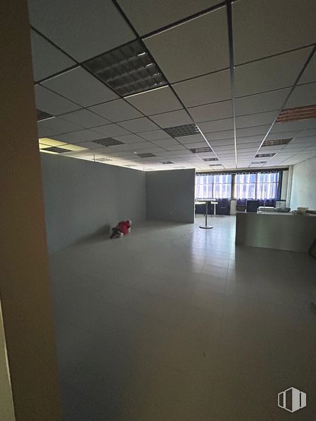 Industrial for rent at Calle Plasencia, Móstoles, Madrid, 28935 with flooring, floor, ceiling, interior design, lighting, glass, transparency, hall, tile flooring and daylighting around