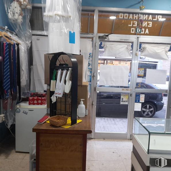 Local en alquiler y venta en Calle Buena Madre, 12, Pinto, Madrid, 28320 con mesa, neumático, ebanistería, producto, rueda, diseño automovilístico, interiorismo, gas, venta al por menor y vehículo alrededor