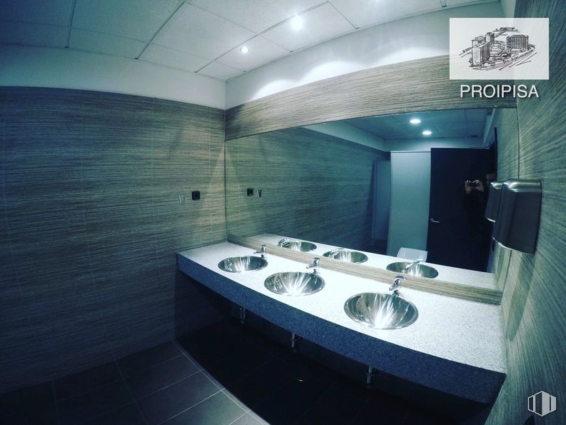 Office for sale & for rent at Calle Casas de Miravete, Villa de Vallecas, Madrid, 28031 with sink, mirror, tap, plumbing fixture, building, bathroom sink, bathroom, fixture, fluid and floor around