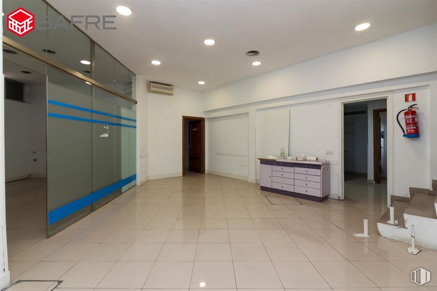 Local en venta en Casco antiguo, San Sebastián de los Reyes, Madrid, 28700 con puerta, ebanistería, edificio, interiorismo, suelo, suelos, hall, accesorio, inmobiliario y techo alrededor