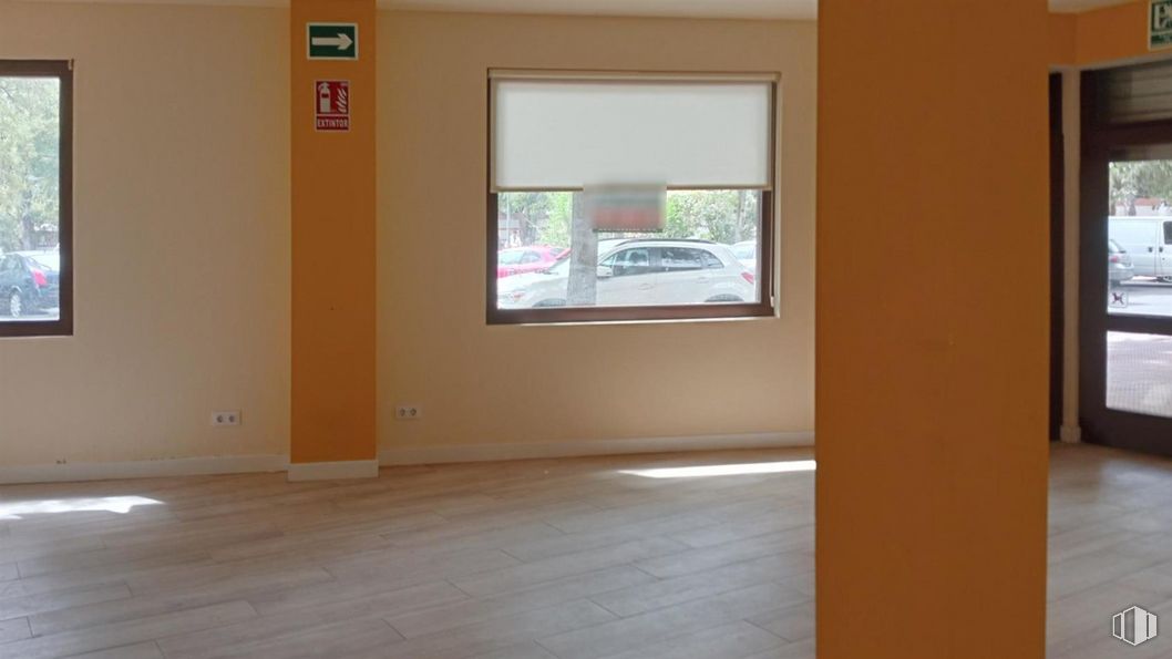 Local en venta en Zona El Val, Alcalá de Henares, Madrid, 28806 con ventana, propiedad, vehículo, accesorio, madera, edificio, coche, interiorismo, exterior del automóvil y suelo alrededor