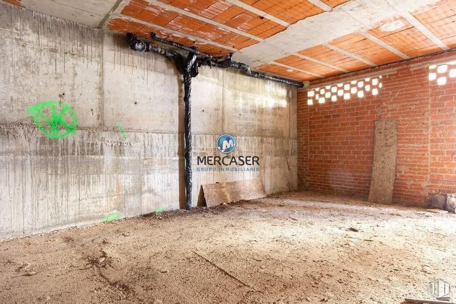 Retail for sale & for rent at Centro urbano, Cabanillas de la Sierra, Madrid, 28721 with lighting, wood, brickwork, brick, building material, flooring, handwriting, building, concrete and ceiling around