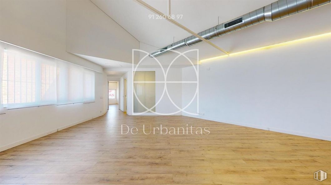 Oficina en alquiler en Zona Miguel Hernández, Villa de Vallecas, Madrid, 28031 con madera, edificio, suelo, suelos, ventana, suelo laminado, hall, accesorio, tinte para madera y madera dura alrededor