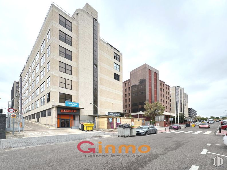 Oficina en alquiler y venta en Edificio Auge I, Calle María Tubau, 8, Fuencarral - El Pardo, Madrid, 28049 con cielo, nube, edificio, ventana, luz de la calle, superficie de la carretera, asfalto, diseño urbano, coche y barrio alrededor