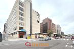 Oficina en alquiler y venta en Edificio Auge I, Calle María Tubau, 8, Fuencarral - El Pardo, Madrid, 28049 con cielo, nube, edificio, ventana, luz de la calle, superficie de la carretera, asfalto, diseño urbano, coche y barrio alrededor