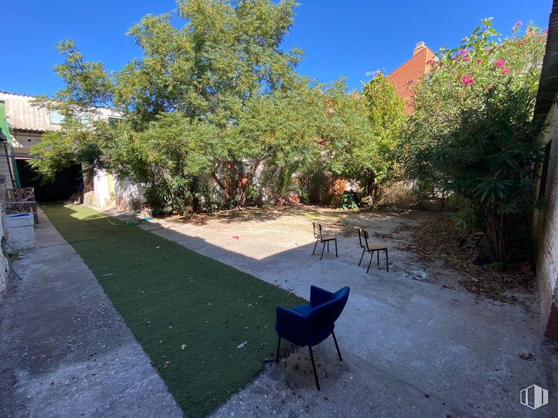 Retail for sale at Carretera CM-4011, Fuensalida, Toledo, 45510 with chair, plant, property, sky, blue, nature, leaf, botany, azure and shade around