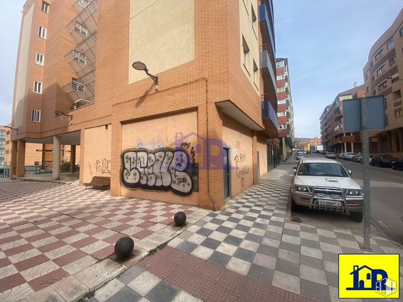 Retail for sale & for rent at Carretera Valencia, Cuenca, 16004 with car, building, window, sky, infrastructure, road surface, vehicle, vehicle registration plate, urban design and automotive lighting around