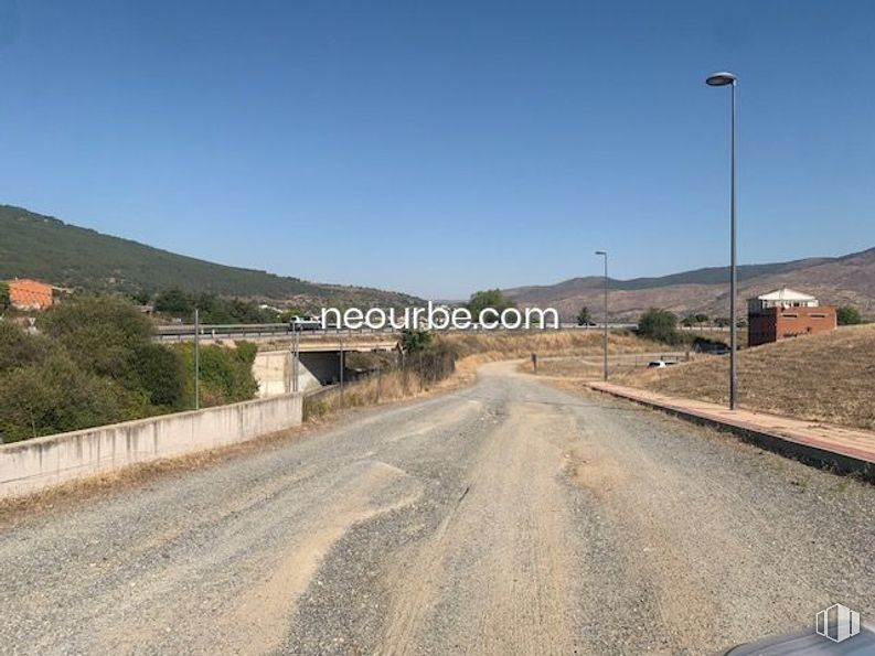 Land for sale at Calle Puente Pasil, El Tiemblo, Ávila, 05270 with street light, sky, ecoregion, road surface, asphalt, land lot, thoroughfare, slope, landscape and road around