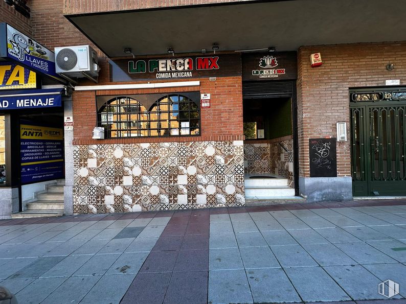 Local en venta en Calle Ruperto Chapí, 8, Alcobendas, Madrid, 28100 con pared, fachada, puerta, material compuesto, ladrillo, albañilería, hierro, publicidad, uso mixto y logotipo alrededor