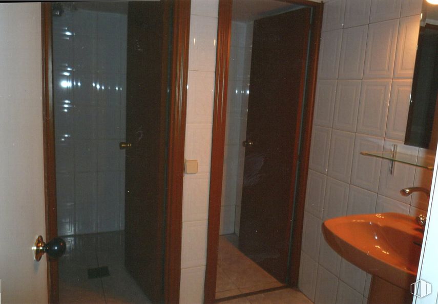 Retail for sale at Calle Isabela Saverana, 14, Carabanchel, Madrid, 28044 with sink, mirror, brown, property, building, plumbing fixture, fixture, bathroom, door and wood around