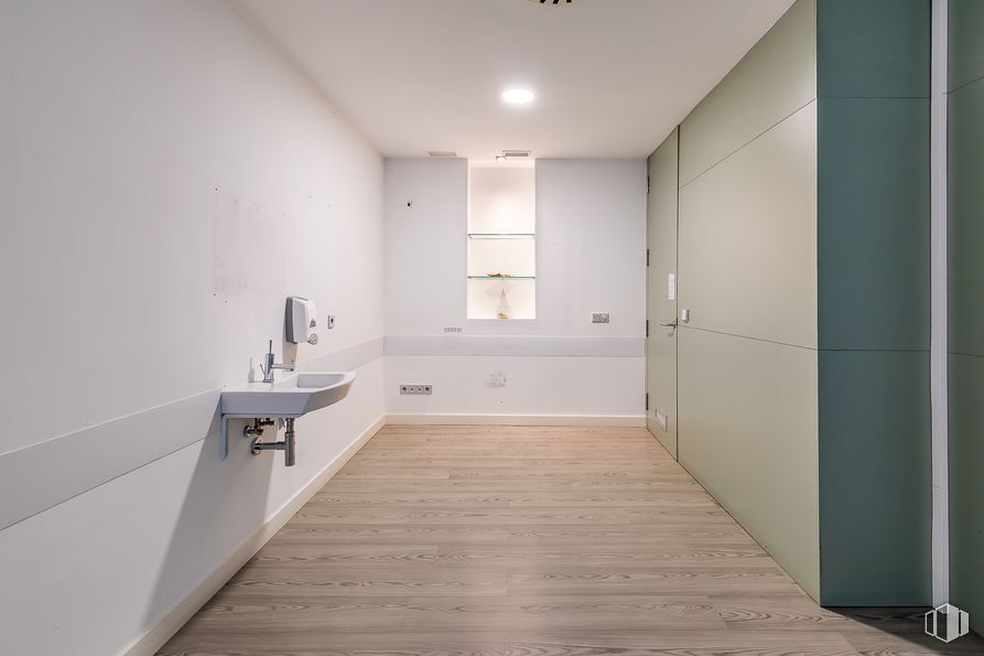 Local en venta en Calle Raimundo Lulio, Chamberí, Madrid, 28010 con fregadero, accesorio, madera, edificio, diseño de interiores, puerta, pasillo, suelo, piso y propiedad material alrededor