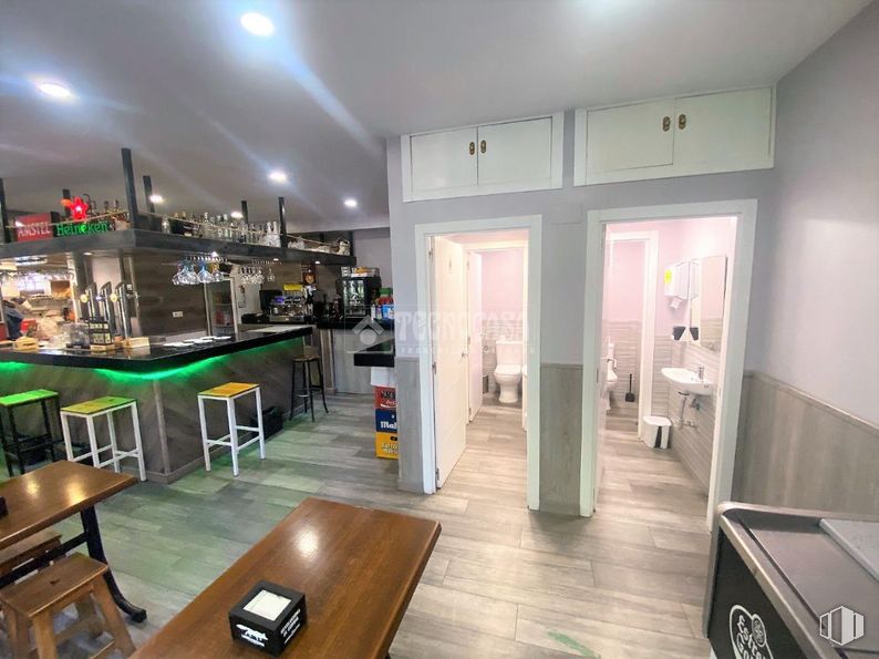 Local en venta en Avenida Olímpica, Móstoles, Madrid, 28935 con mesa, mueble, edificio, sofá, interiorismo, madera, suelos, encimera, suelo y cocina alrededor