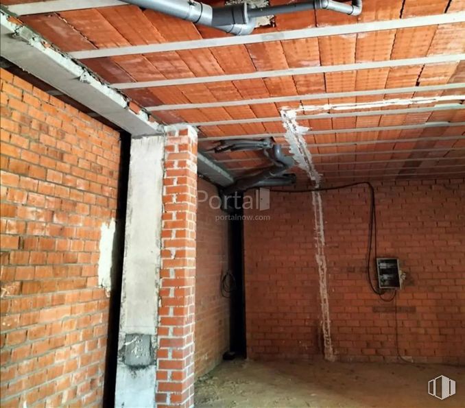 Retail for sale at Calle Rigoberta Menchú, Cuéllar, Segovia, 40200 with wood, brickwork, brick, beam, building material, building, gas, ceiling, electrical wiring and hardwood around