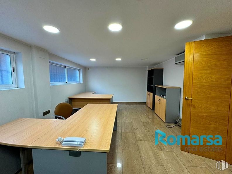 Retail for rent at Paseo San Roque, Ávila, 05003 with window, desk, wardrobe, table top, furniture, table, fixture, wood, cabinetry and chair around