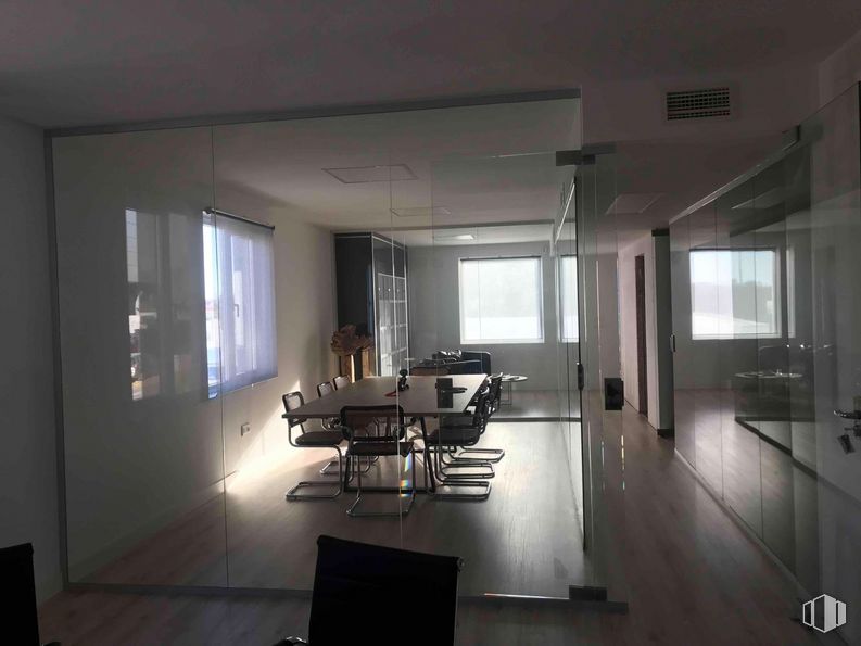 Oficina en alquiler en Polígono industrial Alcobendas, Alcobendas, Madrid, 28108 con silla, mesa, mueble, edificio, ventana, accesorio, suelo, suelos, sombra y escritorio alrededor