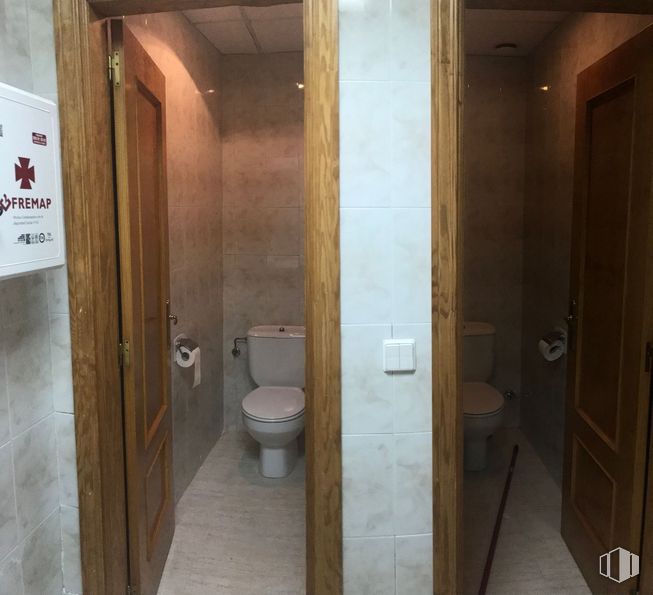 Retail for sale & for rent at Zona centro, Cercedilla, Madrid, 28470 with toilet, door, property, toilet seat, plumbing fixture, fixture, bathroom, building, interior design and architecture around