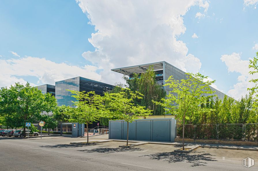 Oficina en alquiler en Avenida Industria, 22, Tres Cantos, Madrid, 28760 con edificio, nube, cielo, superficie de la carretera, sombra, planta, diseño urbano, árbol, barrio y zona residencial alrededor