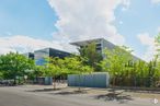 Office for rent at Avenida Industria, 22, Tres Cantos, Madrid, 28760 with building, cloud, sky, road surface, shade, plant, urban design, tree, neighbourhood and residential area around